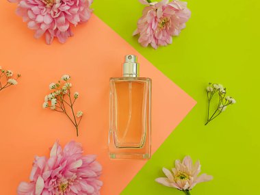 Renkli bir arka planda çiçek, çiçek ve parfüm. Renkli bir arka plan.