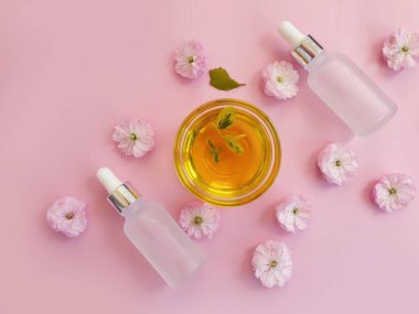 Kozmetik krem, renkli arka planda turuncu.