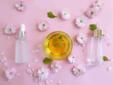 Kozmetik krem, renkli arka planda turuncu.