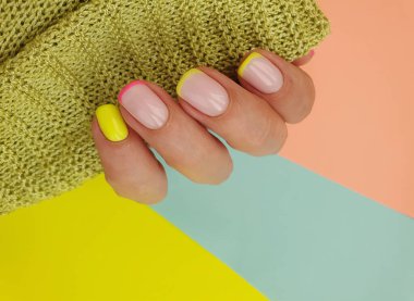 Kadın eli, zarif manikür süveter.