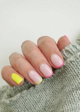 Kadın eli, zarif manikür süveter.