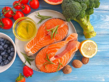 Tahta arka planda kırmızı balık