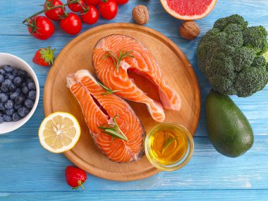 Tahta arka planda kırmızı balık