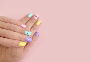 Kadın eli. Renkli arka planda güzel bir manikür.