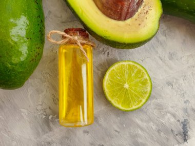 Beton zemin üzerinde taze avokado