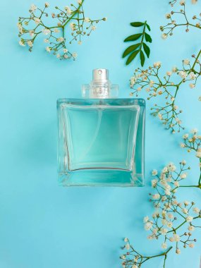 Renkli arka planda bir şişe parfümü çiçeği.