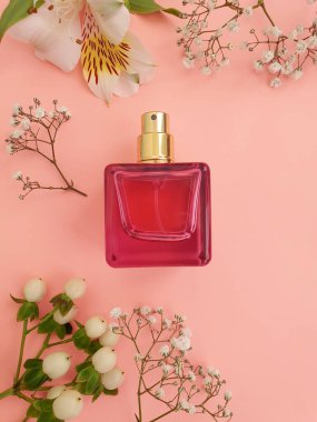 Renkli arka planda bir şişe parfümü çiçeği.