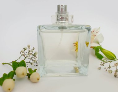 Renkli arka planda bir şişe parfümü çiçeği.