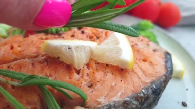 Ağır çekimde kızarmış somon balığı.