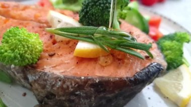 Tabakta kızarmış somon.