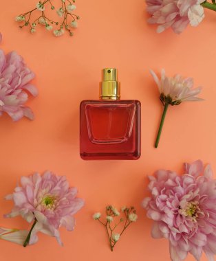 Renkli arka planda bir şişe parfümü çiçeği.