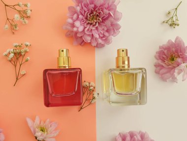 Renkli arka planda bir şişe parfümü çiçeği.