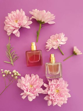 Renkli arka planda bir şişe parfümü çiçeği.