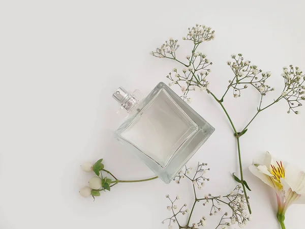Flasche Parfüm Blume Auf Einem Betonhintergrund — Stockfoto