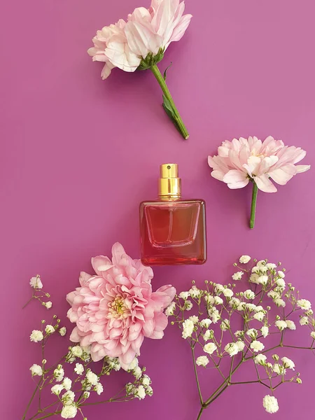 Üveg Parfüm Virág Egy Beton Háttér — Stock Fotó