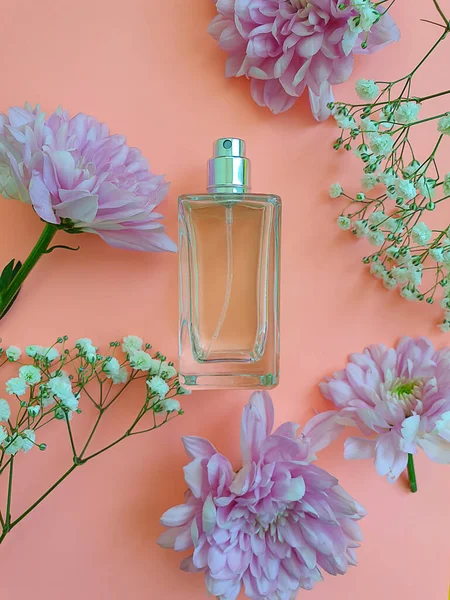 Bouteille Parfum Fleur Sur Fond Coloré — Photo