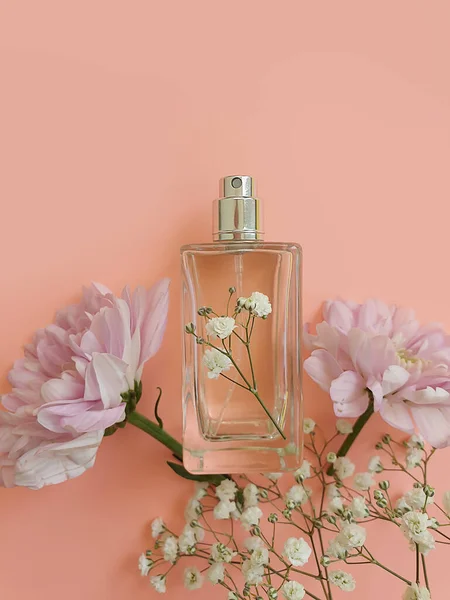 Bouteille Parfum Fleur Sur Fond Coloré — Photo