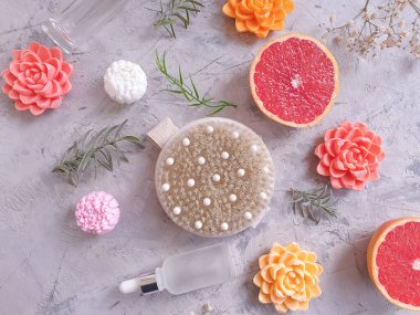 Masaj fırçası, beton zeminde sabun