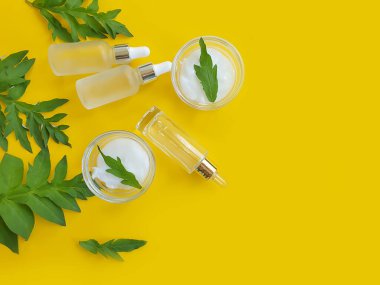 Renkli arkaplanda krema kozmetik sayfası