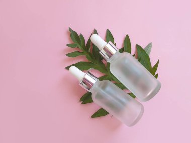 Renkli arkaplanda krema kozmetik sayfası