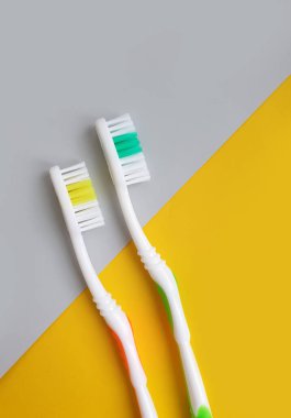 Renkli bir arkaplan dişinde yeni diş fırçası