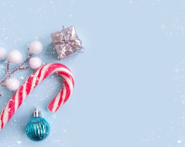 Noel şekeri, renkli bir arka planda oyuncak