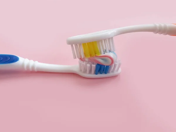 Toothbrush Toothpaste Colored Background — Stock Photo, Image