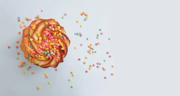 Renkli Arka Planda Tatlı Bir Pasta — Stok fotoğraf