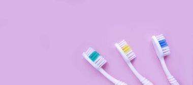 Renkli bir arkaplanda diş fırçası macunu