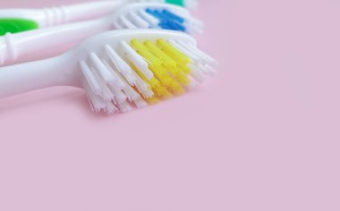 Renkli bir arkaplanda diş fırçası macunu