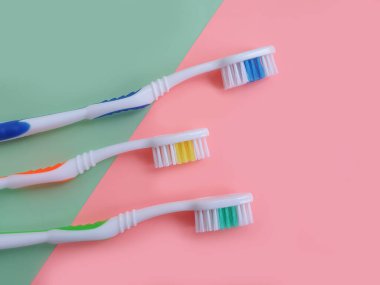 Renkli bir arkaplanda diş fırçası macunu