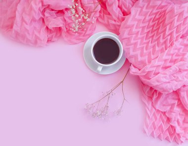 Bir fincan kahve, renkli bir eşarp.