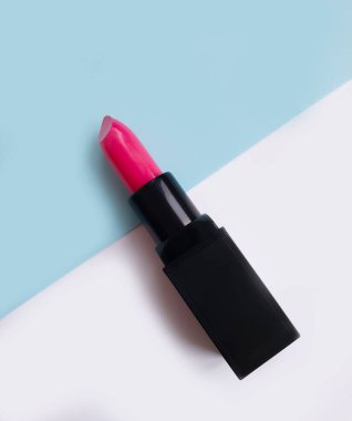 Renkli makyaj malzemelerinde ruj izi.