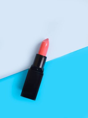 Renkli makyaj malzemelerinde ruj izi.