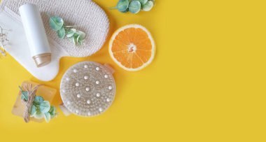   Masaj fırçası, renkli bir arka planda sabun