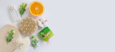   Masaj fırçası, renkli bir arka planda sabun