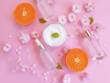 Kozmetik krem, renkli bir arka planda çiçek