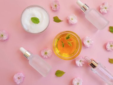 Kozmetik krem, renkli bir arka planda çiçek