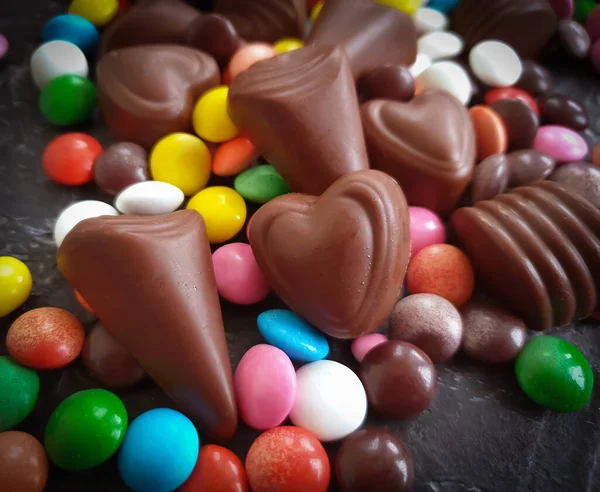 Beton Zemin Üzerinde Çikolata Şekerlemeleri — Stok fotoğraf