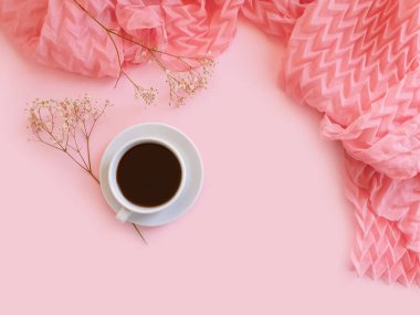 Renkli bir fonda bir fincan kahve eşarbı.