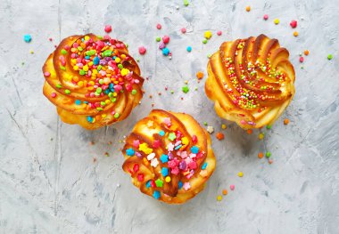 Beton zeminde tatlı bir pasta