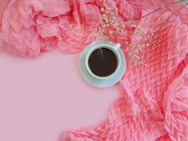 Renkli bir fonda bir fincan kahve eşarbı.