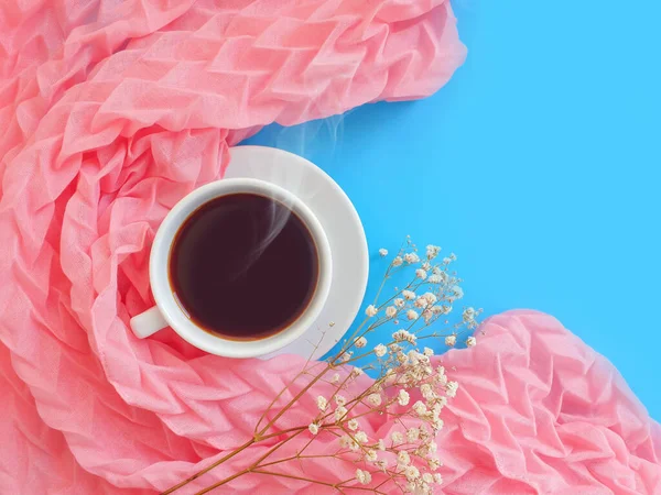 Чашка Кофе Шарф Цветном Фоне — стоковое фото