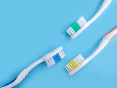 Renkli bir arkaplanda diş fırçası macunu