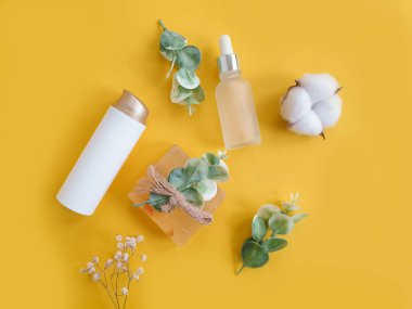 Kozmetik sabun, renkli bir arka planda krem.