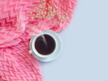 Bir fincan kahve, renkli bir eşarp.