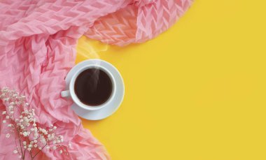 Bir fincan kahve, renkli bir eşarp.