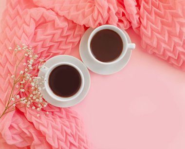 Bir fincan kahve, renkli bir eşarp.