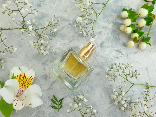 Fles Parfum Bloem Een Betonnen Achtergrond — Stockfoto