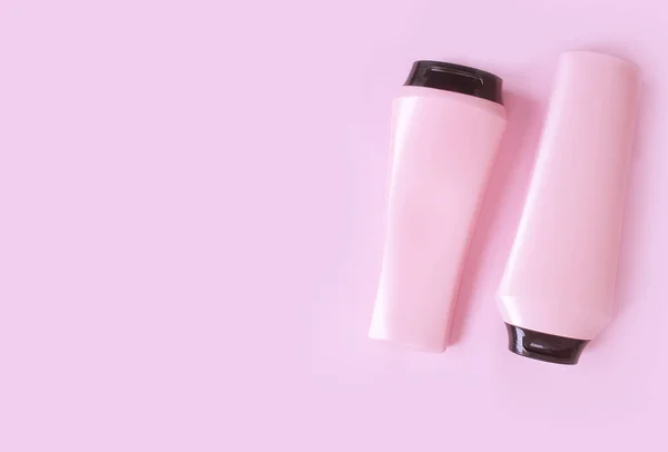 粉红底色洗发水和香脂瓶 — 图库照片